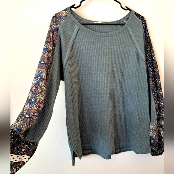Green Top With Detailed  Sleeves - Picture 1 of 7